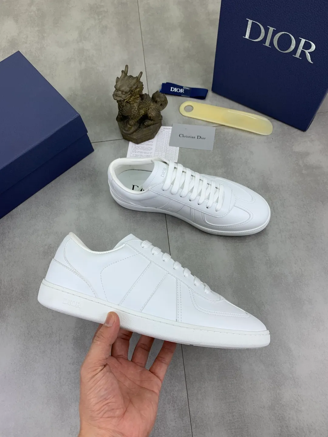 Men's shoes 💰P360 New Dior B01 moral training shoes, white first-layer cowhide, original molded outsole. New to the fall collection, this sneaker marks the return of a Dior classic, reinterpreted in a stylish and elegant silhouette. Crafted from white smooth first-grain cowhide with a tonal silk sheepskin lining, it features the Dior logo on the tongue and inner sides, and a CD icon on the heel. Paired with Tpu anti-slip soles of the same color, it can be matched with various styles to create a sophisticated look.  Code number: 38-44